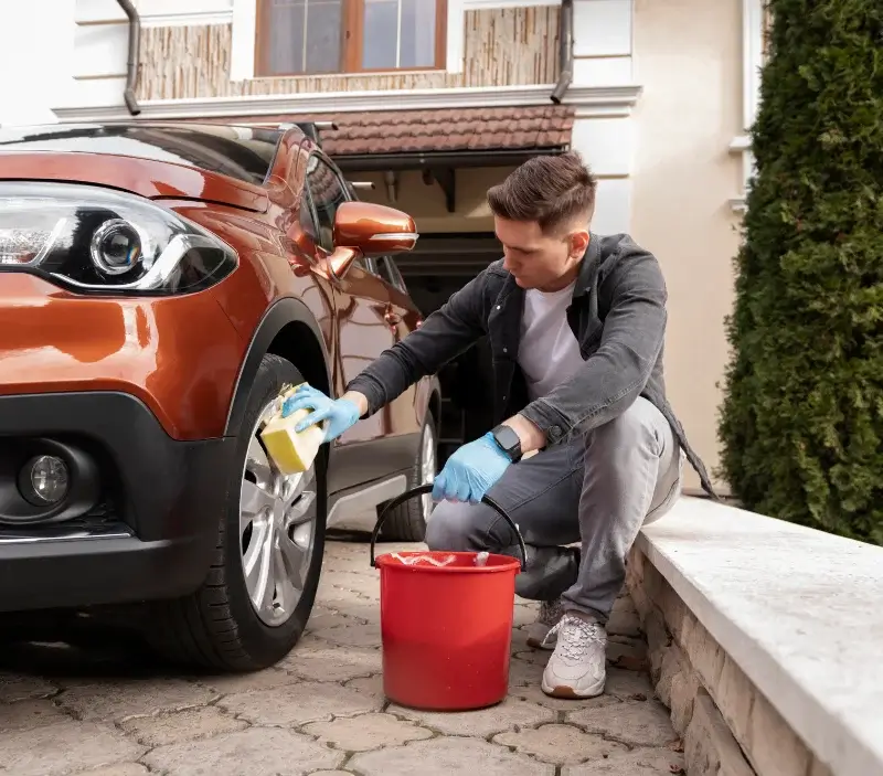 Lavage auto à domicile Châteaumeillant : professionnel intervenant sur un véhicule